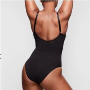 SKIMS SCULPTING BODYSUIT W. SNAPS BLACK NEW, SIZE 4X / 5X.   0552